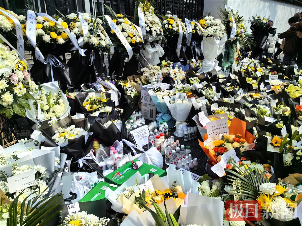 娃哈哈原总部大楼前摆满鲜花悼念宗庆后，经销商：他穿30元布鞋，却发6亿元年终奖2