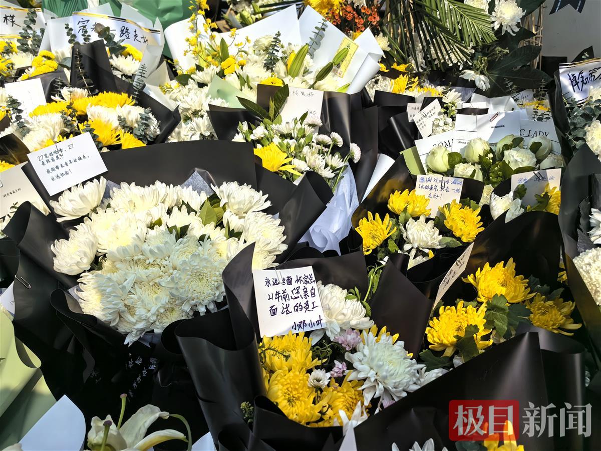 娃哈哈原总部大楼前摆满鲜花悼念宗庆后，经销商：他穿30元布鞋，却发6亿元年终奖3