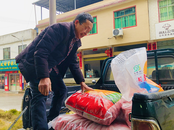 村社区负责人正在领取储备农资。通讯员 杨帆 摄