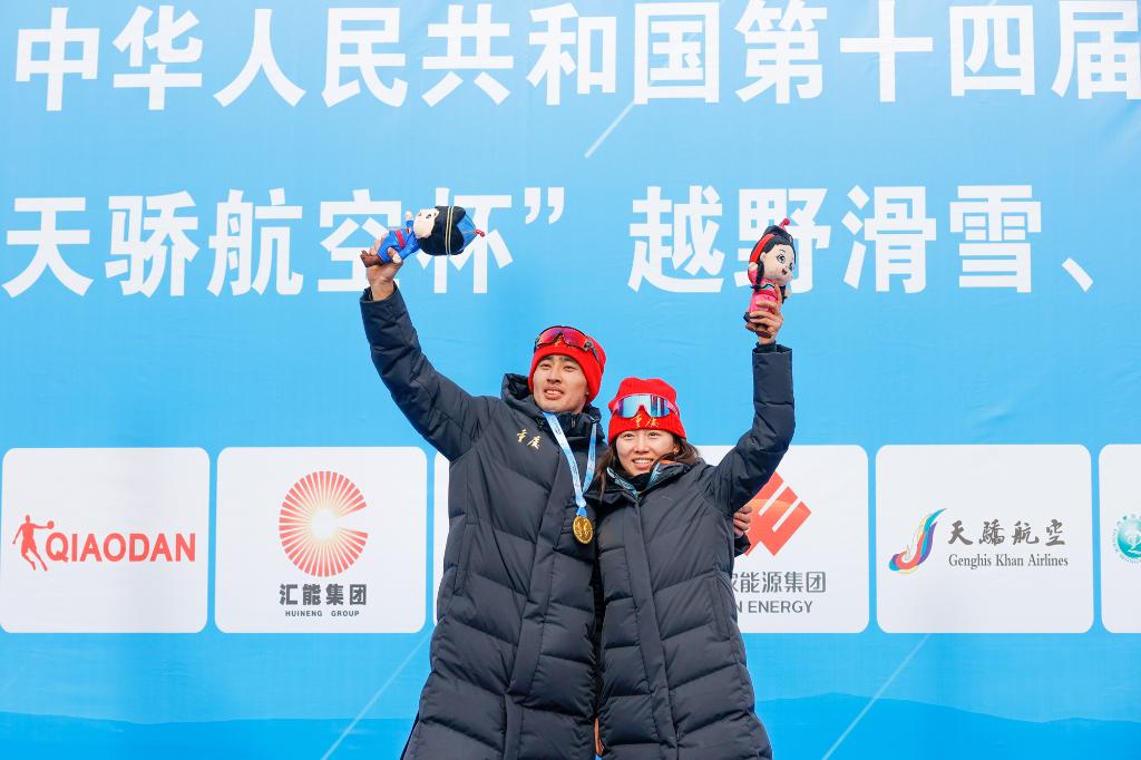 04——2月14日，获得金牌的王强与身为教练员的妻子张岩一同登上领奖台。华龙网记者 石涛 摄
