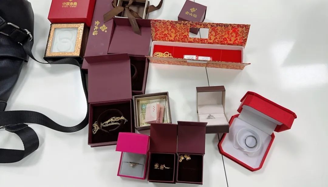 “我丢了个包，里面都是黄金！”4