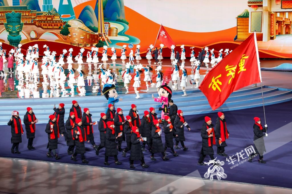 06——2月17日，“十四冬”开幕式上，重庆市代表团首次在全国冬运会上举旗亮相。华龙网记者 石涛 摄