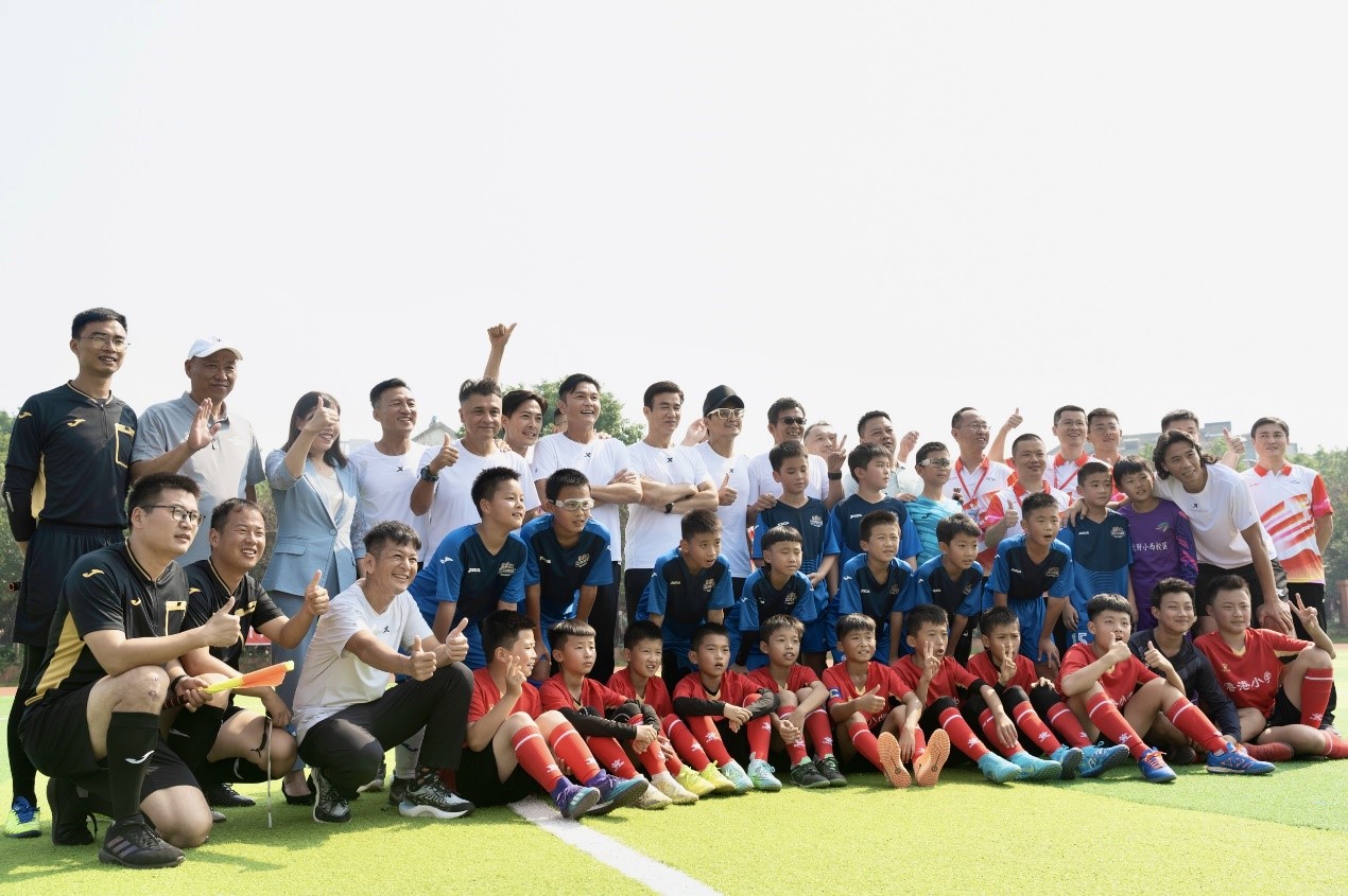 奇瑞造车技术专家队与香港明星足球队共同发起“圆梦每一份热爱——足球小将计划”。 奇瑞汽车供图 华龙网发