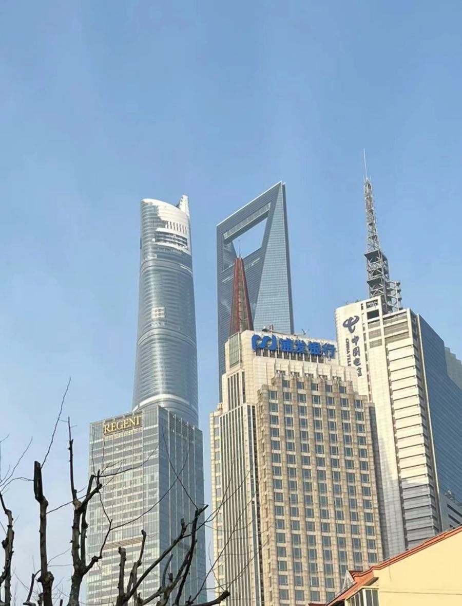 中国最高楼今晨“白头”、顶楼结冰，晴好天气为何还上冻？上海中心大厦回应2