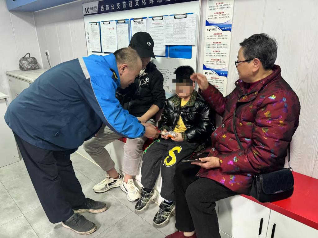 小男孩和家人到调度室感谢公交司机刘飞。重庆西部公交供图