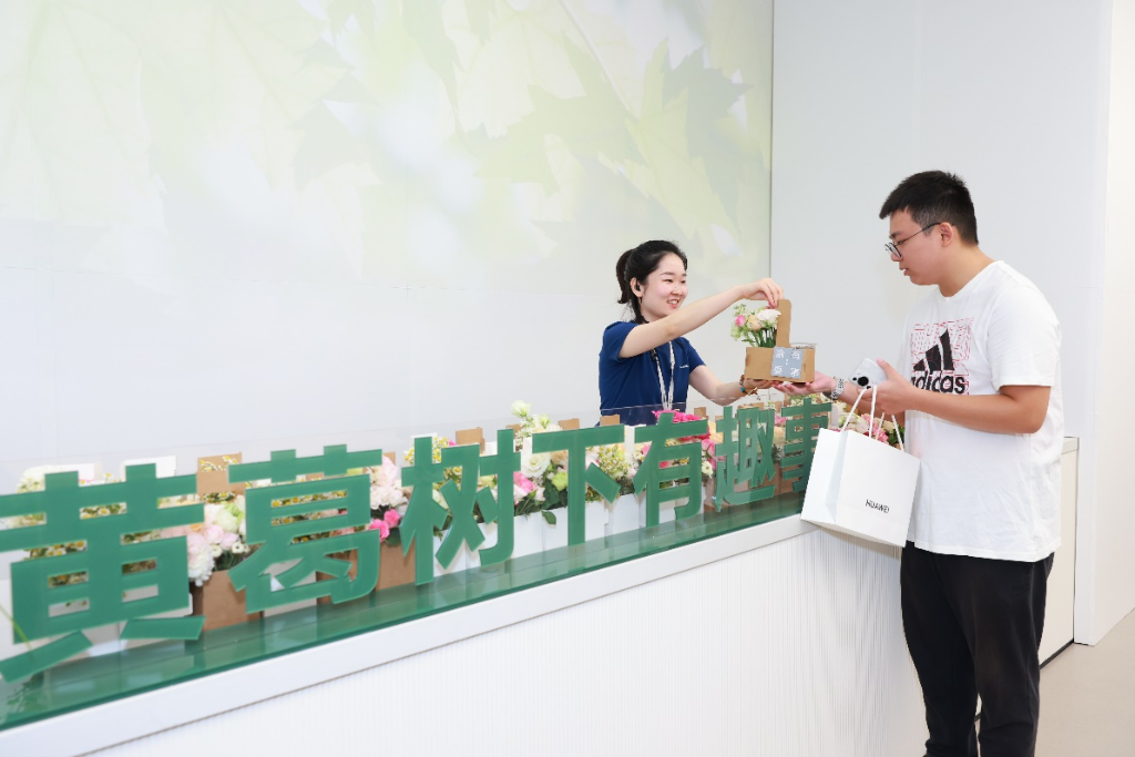 结合重庆地域特色开业期间推出限定植愈力冷泡老鹰茶  华为供图 华龙网发