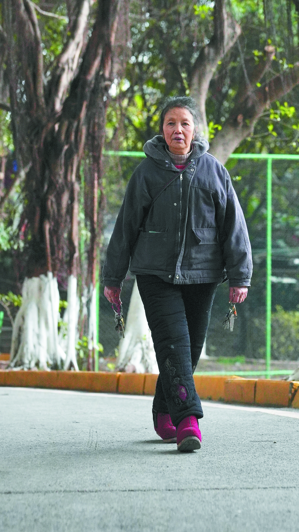 钥匙孃孃兜里有12把钥匙 打得开邻居的家门 也打开了邻居的“心门”1