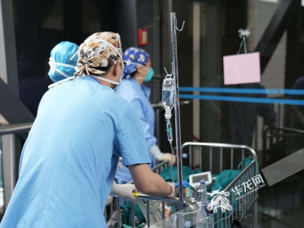 4静静被推入手术室进行器官获取手术。华龙网记者 刘钊 摄