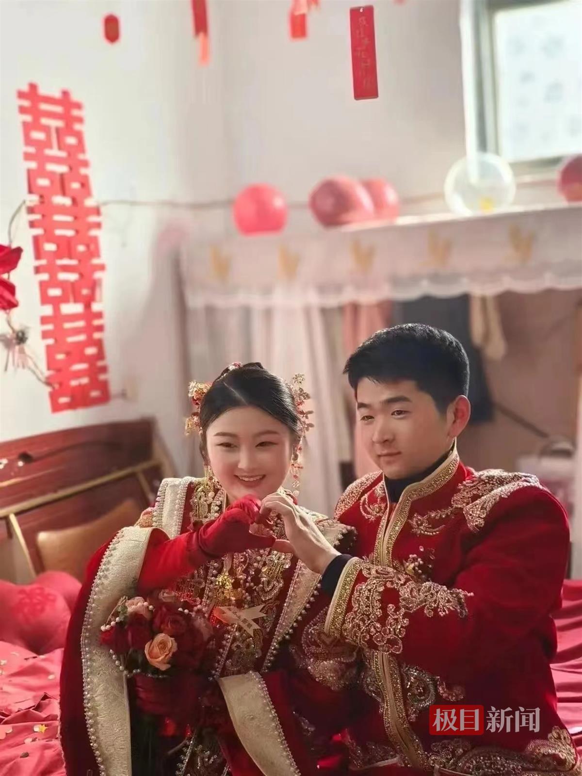 杭州一小店挂通知“回家结婚”路人花式写祝福，老板：已将祝福语装裱，送出300份喜糖2