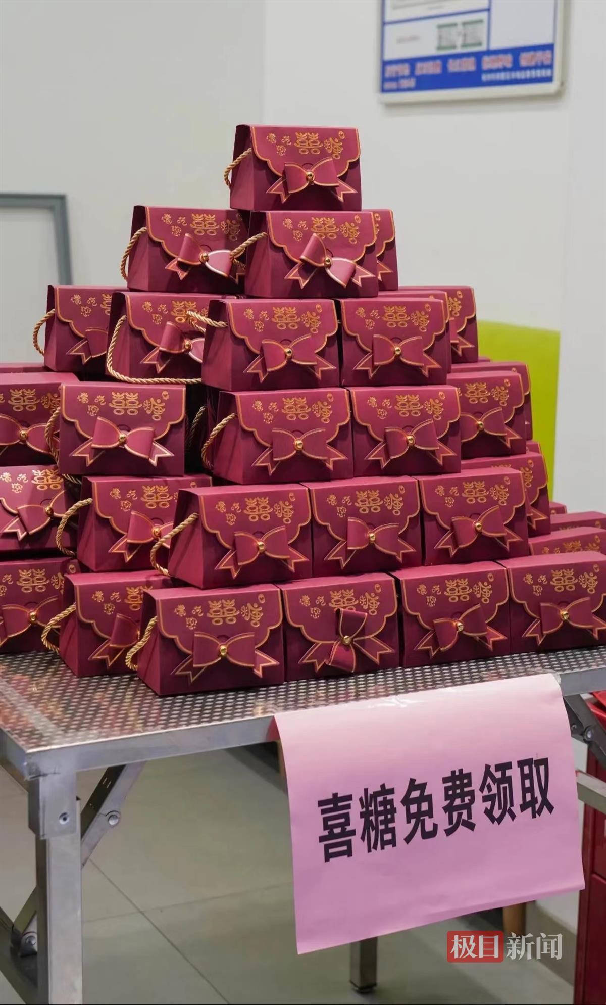 杭州一小店挂通知“回家结婚”路人花式写祝福，老板：已将祝福语装裱，送出300份喜糖3