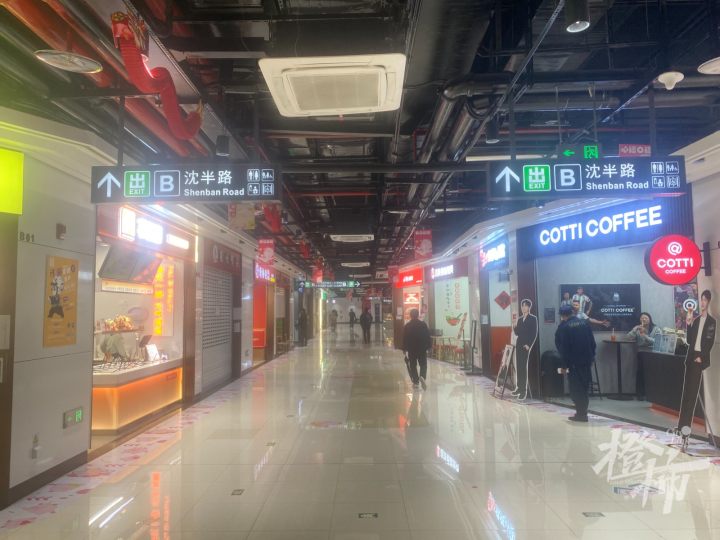老板和老板娘回老家结婚去了，杭州一家小店门口的结婚假条写满了路人祝福1