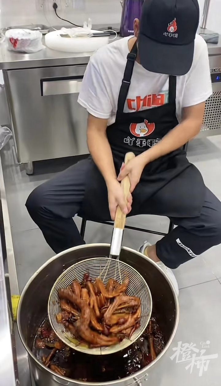 老板和老板娘回老家结婚去了，杭州一家小店门口的结婚假条写满了路人祝福5