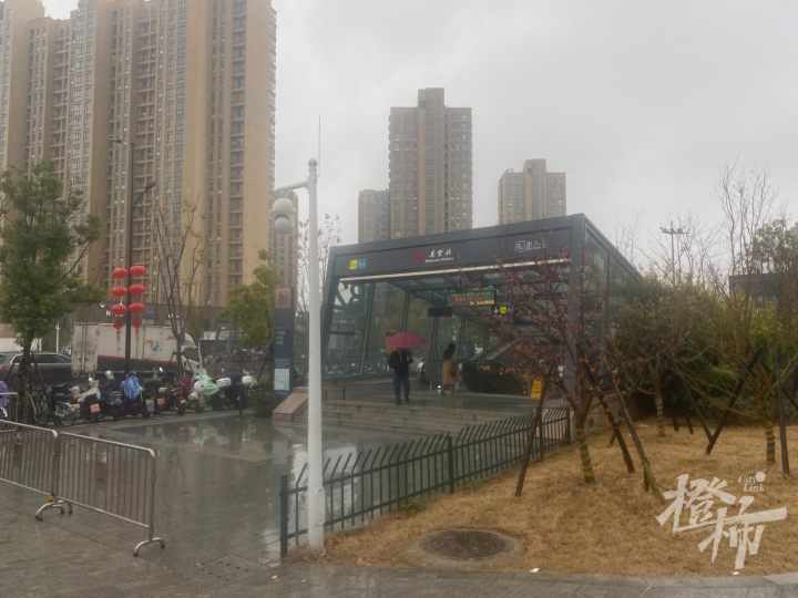老板和老板娘回老家结婚去了，杭州一家小店门口的结婚假条写满了路人祝福3