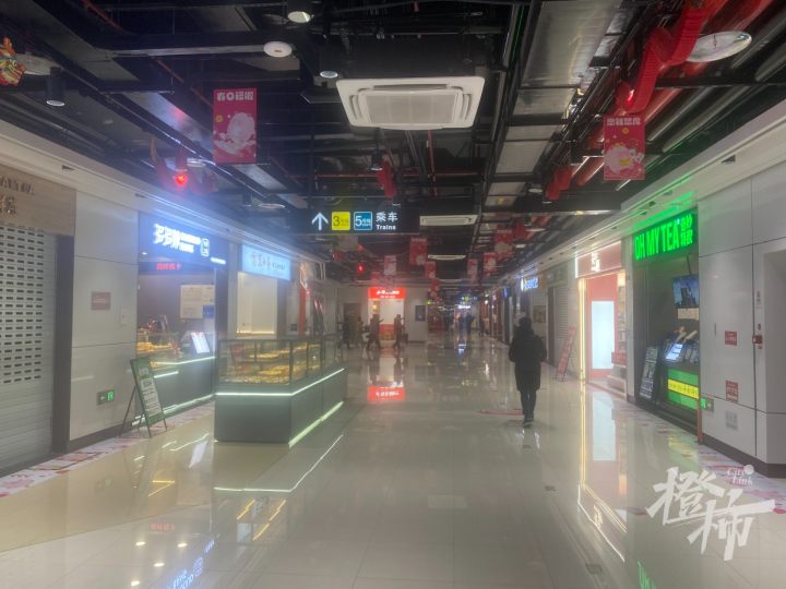 老板和老板娘回老家结婚去了，杭州一家小店门口的结婚假条写满了路人祝福10