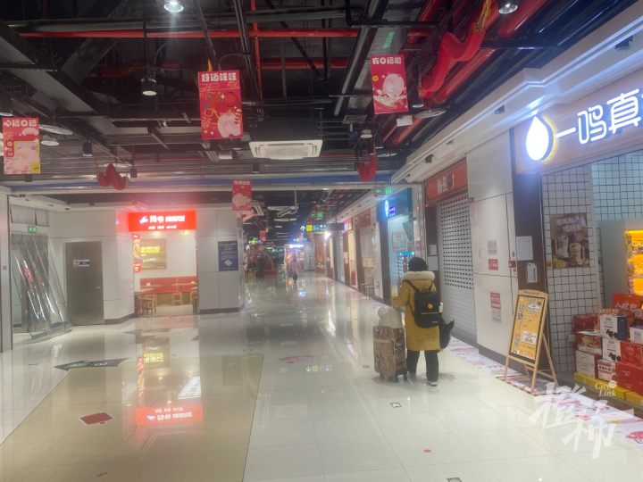 老板和老板娘回老家结婚去了，杭州一家小店门口的结婚假条写满了路人祝福4