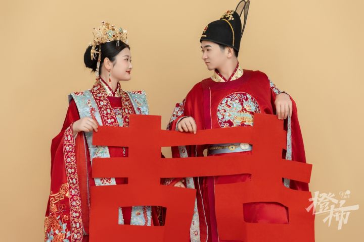 老板和老板娘回老家结婚去了，杭州一家小店门口的结婚假条写满了路人祝福8