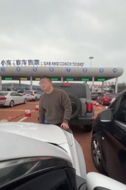 奔驰车男子砸车前，白车曾有前冲行为？律师：未造成伤害且幅度较小，很难说处罚2