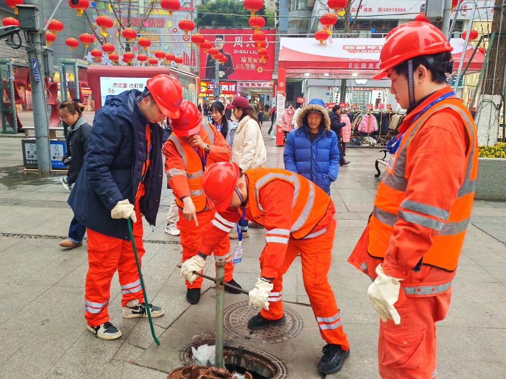 大渡口区九宫庙商圈，市自来水公司大渡口营管所工作人员检查市政消防设施。重庆水务集团供图