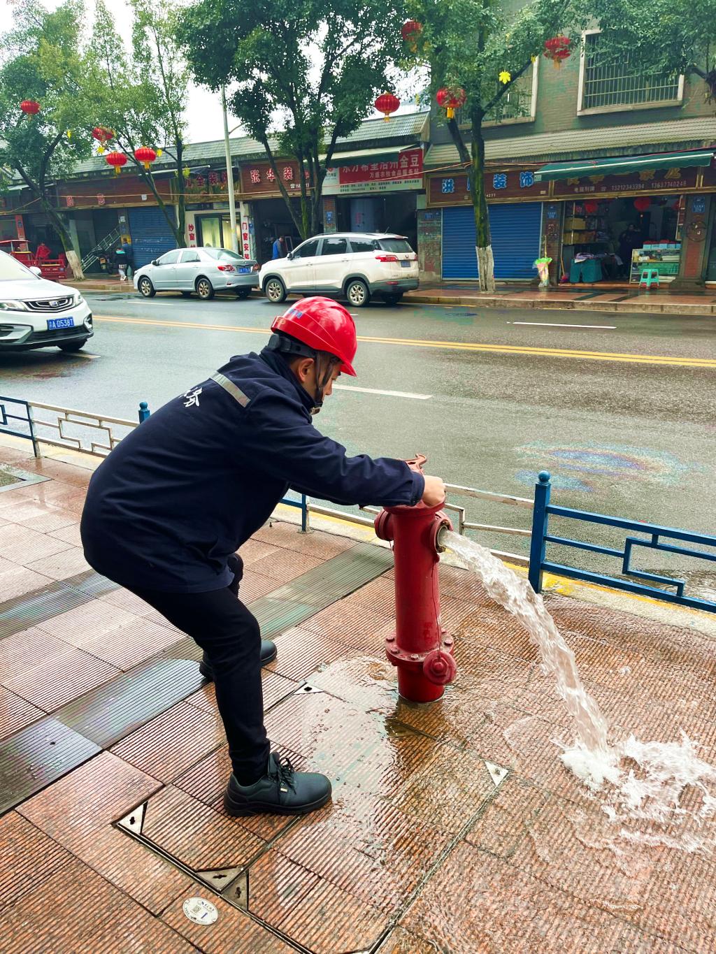 东林街道和平社区，万盛自来水公司工作人员检查干道消火栓启闭。重庆水务集团供图