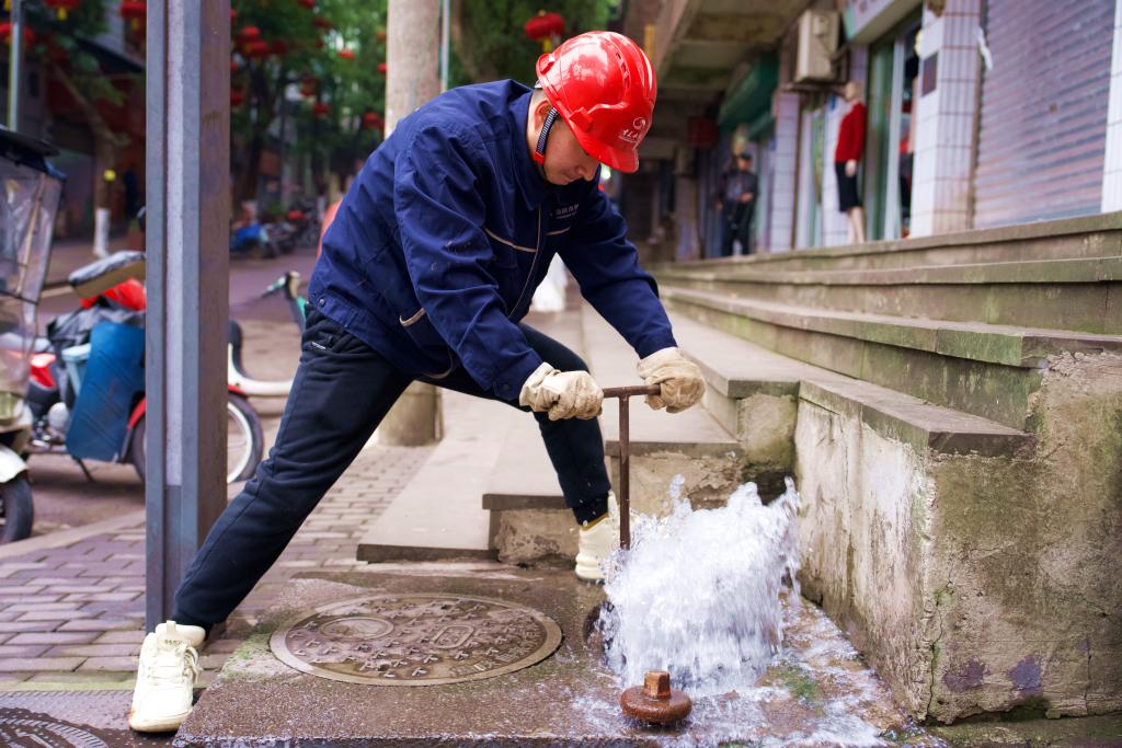 两江水务公司工作人员在江北区复盛镇检查地下式消火栓水压情况。重庆水务集团供图