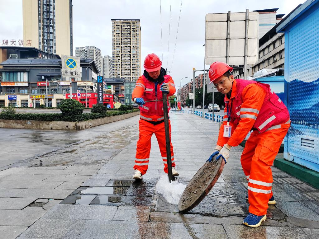 李家沱金奕时代商业街区，渝南自来水公司鱼洞营管所工作人员检查井下消防设施。重庆水务集团供图