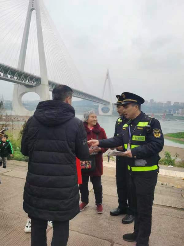执法队员向市民游客进行交通出行安全宣传。重庆交通执法部门供图