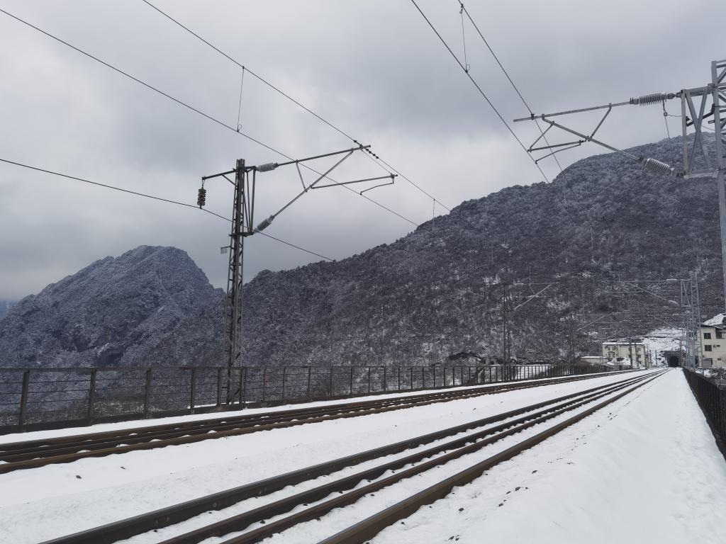 铁路迎来迎战风雪模式。重庆客运段供图