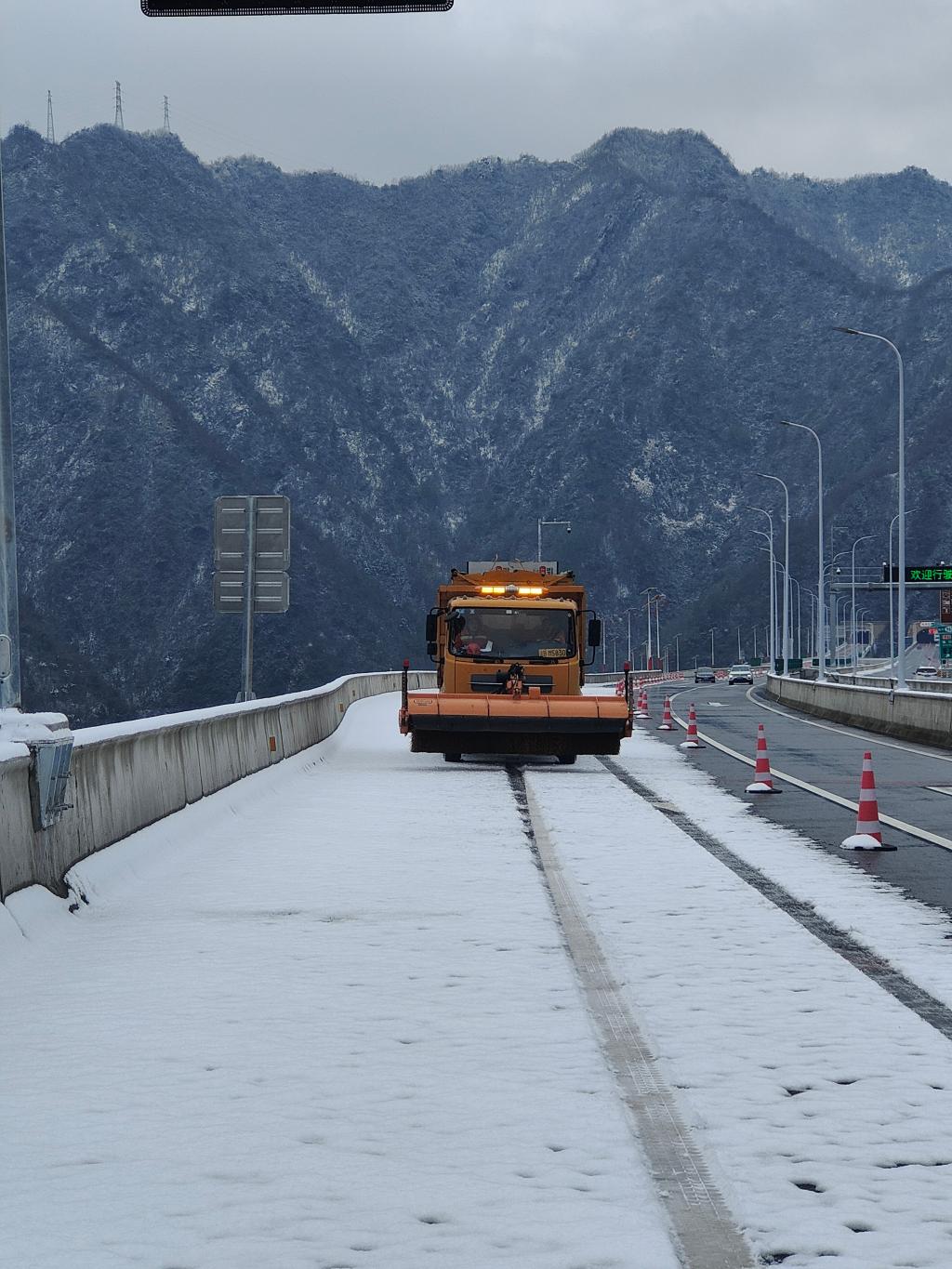 工作人员在管制道路进行撒播融雪剂作业。重庆高速集团东北营运分公司供图