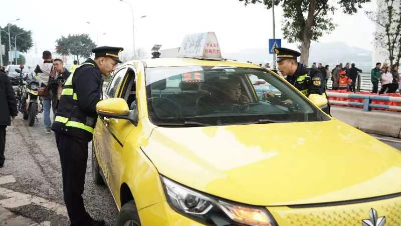 执法队员对出租车进行例行检查。重庆交通执法部门供图