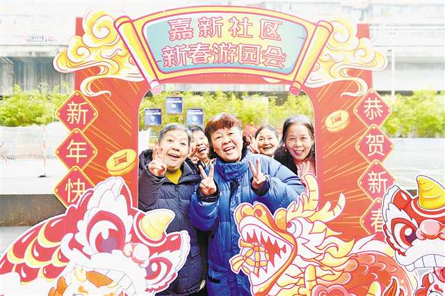 Visitors viewed the unique carp lantern show in Yongxi Town steeped in history (a town in Dazu District) on January 31. (Photographed by Huang Shu / Visual Chongqing)