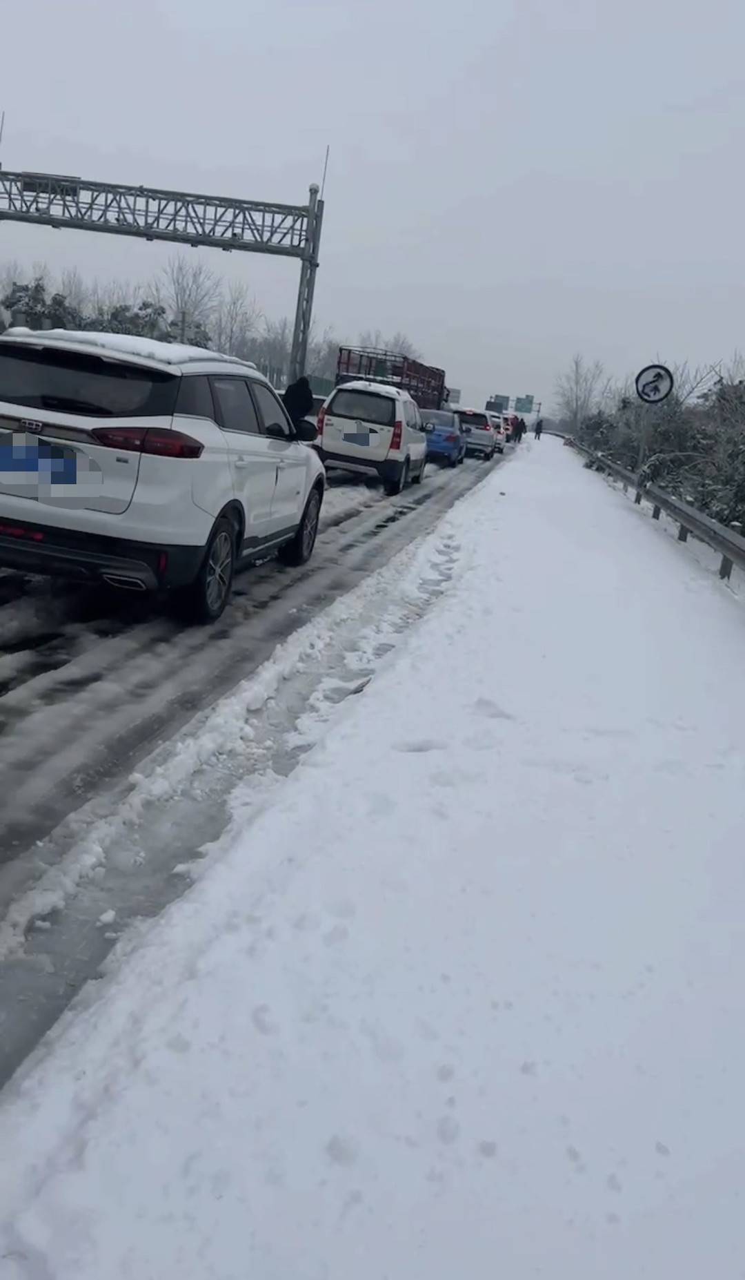 连线暴雪被困湖北高速的返乡人：雪太大了，有人徒步去附近村庄购买食物2