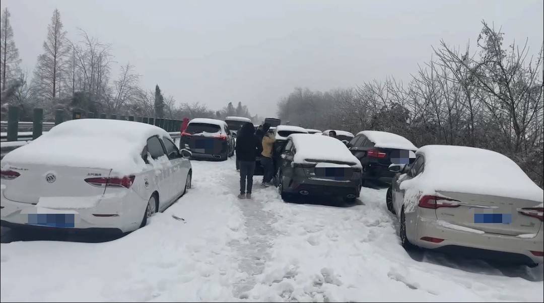 连线暴雪被困湖北高速的返乡人：雪太大了，有人徒步去附近村庄购买食物1