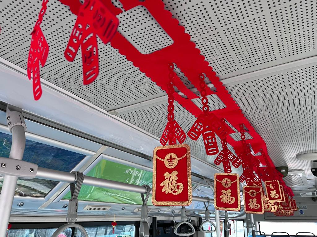 车厢装扮上新春主题装饰。重庆南部公交供图