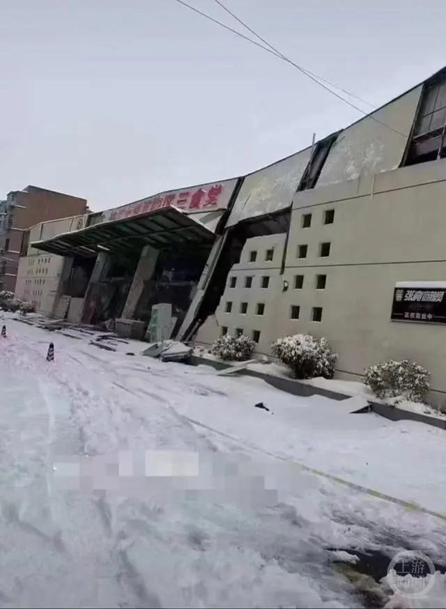 湖北一大学食堂发生垮塌！负责人回应：前一天才除的雪，凌晨5点就塌了1