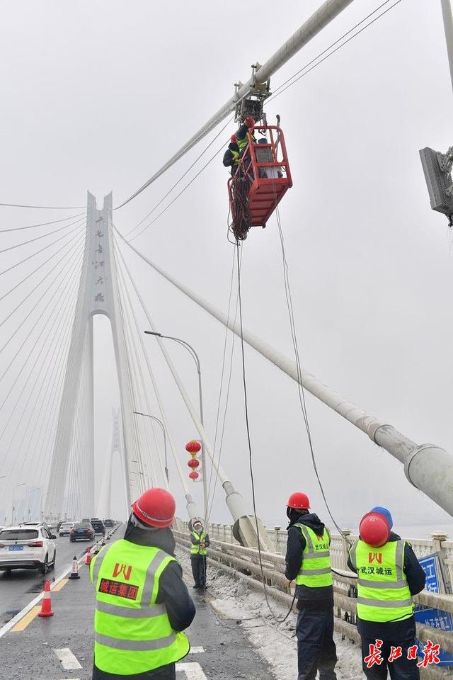 冻雨之后,工人从武汉二七长江大桥桥顶释放铁环除冰4
