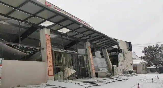 湖北一大学食堂发生垮塌！负责人回应：前一天才除的雪，凌晨5点就塌了2