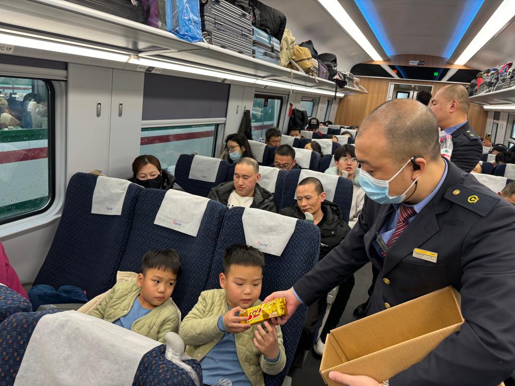 02——为晚点列车的旅客发放餐食。重庆客运段供图