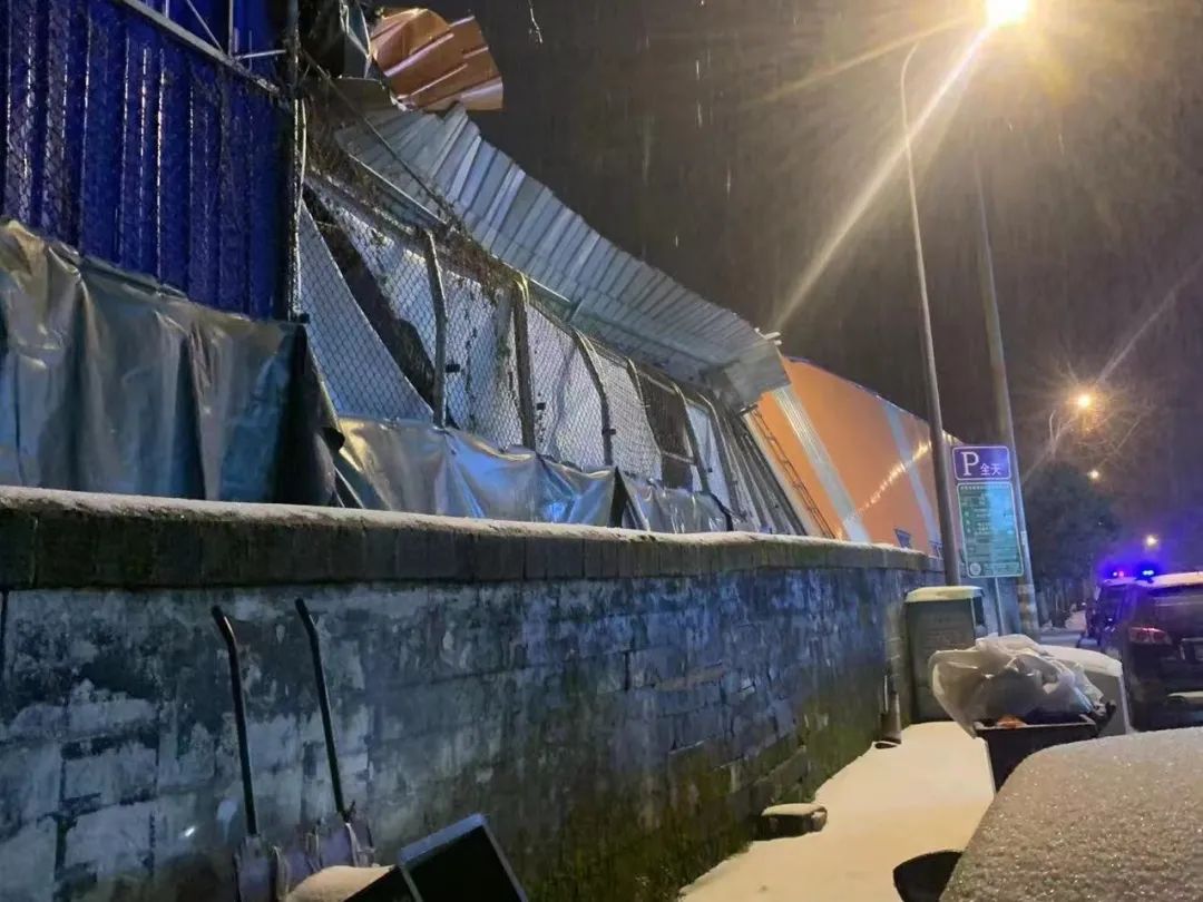 湖南吉首一篮球馆积雪引发顶棚垮塌：12人成功避险，未造成伤亡2