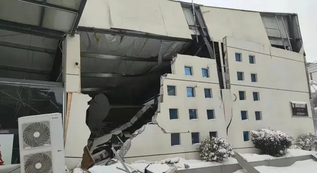 湖北一大学食堂发生垮塌！负责人回应：前一天才除的雪，凌晨5点就塌了3