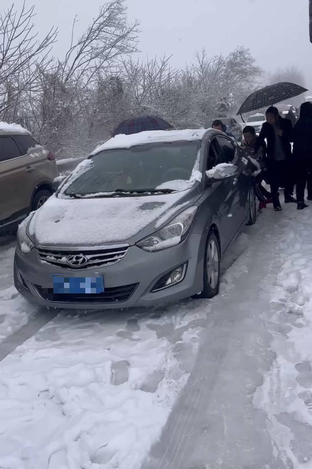 连线暴雪被困湖北高速的返乡人：雪太大了，有人徒步去附近村庄购买食物3