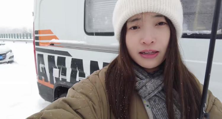 湖北暴雪被堵高速一夜，她把房车卫生间借给大伙儿排队使用3