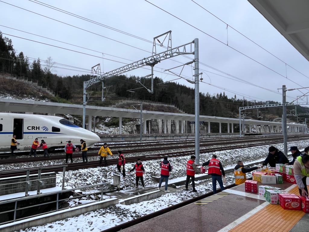01——铁路工作人员为临时停靠列车应急供餐。涪陵车务段供图