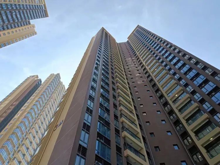 工人清洗外墙掉下8楼，家属：“脑死亡”后企业仍坚持治疗1