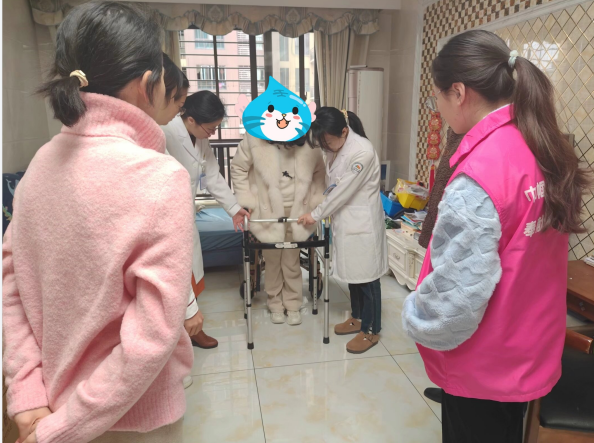 重庆医科大学附属大学城医院医生指导残疾人康复训练。学智社区供图