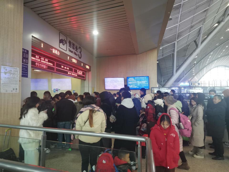 实探冰冻雨雪天的武汉站：多趟列车晚点，候车室的台阶上坐满旅客3