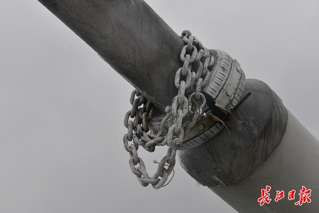 冻雨之后,工人从武汉二七长江大桥桥顶释放铁环除冰3