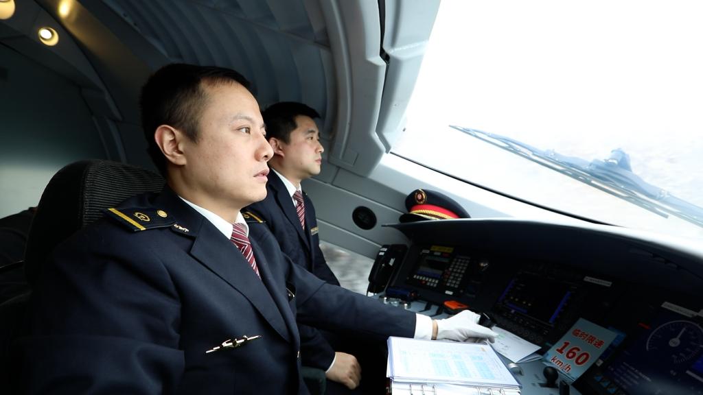 02——司机魏毅（左）和指导司机张伟。通讯员 李欣 摄