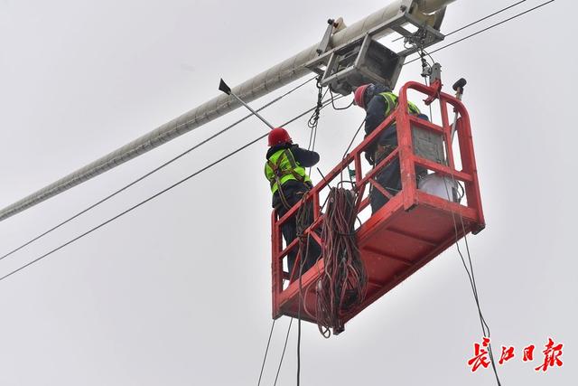 冻雨之后,工人从武汉二七长江大桥桥顶释放铁环除冰5