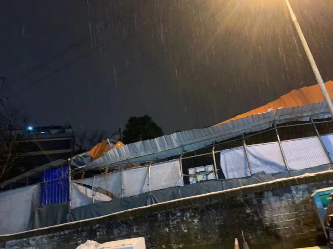 湖南吉首一篮球馆积雪引发顶棚垮塌：12人成功避险，未造成伤亡1