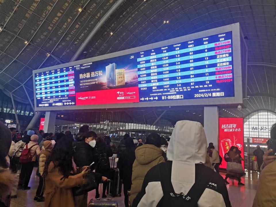 实探冰冻雨雪天的武汉站：多趟列车晚点，候车室的台阶上坐满旅客1